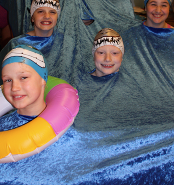 17. mai deltar Ski svømmeklubb i Borgertoget i Ski